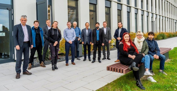 Gruppenbild aller Beteiligten am Maschinenhaus-Transferprojekt mit der Universität Potsdam. Das Foto ist von Tobias Hopfgarten