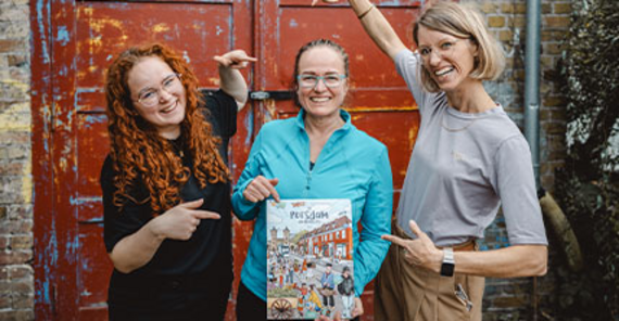Der Velle Verlag (v. l. n. r. Celine Hahn, Brigitte Kuka und Tabea Lerch) präsentiert sein neues Wimmelbuch in Potsdam.