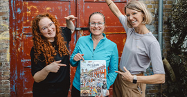 Der Velle Verlag (v. l. n. r. Celine Hahn, Brigitte Kuka und Tabea Lerch) präsentiert sein neues Wimmelbuch in Potsdam.