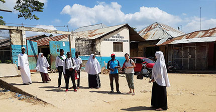 Auf dem staubigen Platz vor der Schule soll einmal ein Schulgarten enmtstehen. Foto: Dr. Torsten Lipp.