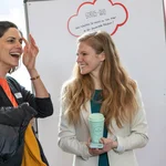 Zwei Frauen lachen.