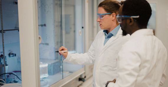 Dr. Matthias Hartlieb with his colleague in the lab.