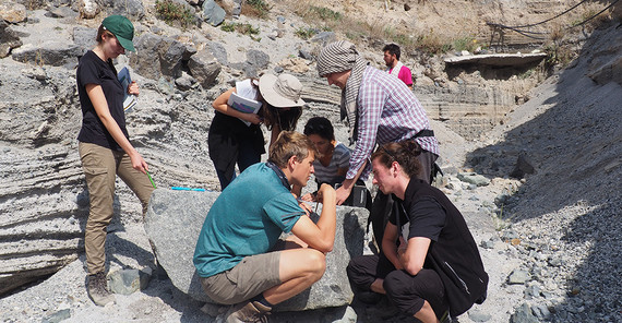 Mitglieder der Gruppe bei der Analyse von vulkanischen Ablagerungen am Rand des Maars von Acigöl. Foto: Ariane Müting.
