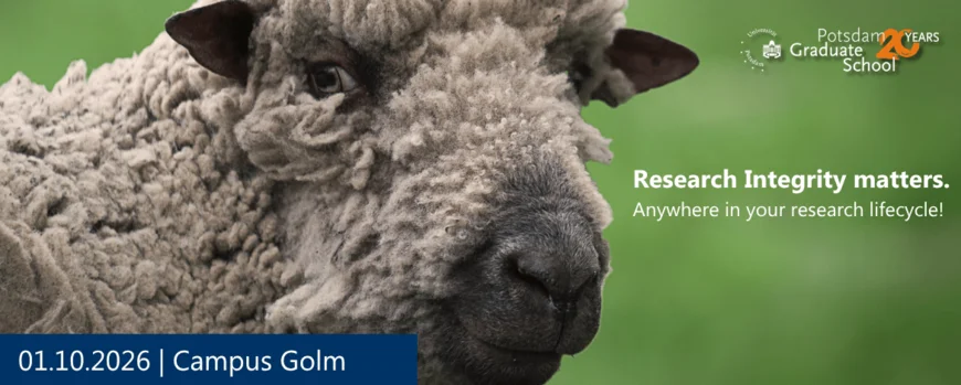 Ein wolliges Schaf auf einer grünen Wiese mit den Informationen der Veranstaltung "Research Integrity matters. Anywhere in your research lifecycle!" am 01.10.2026 am Campus Golm.
