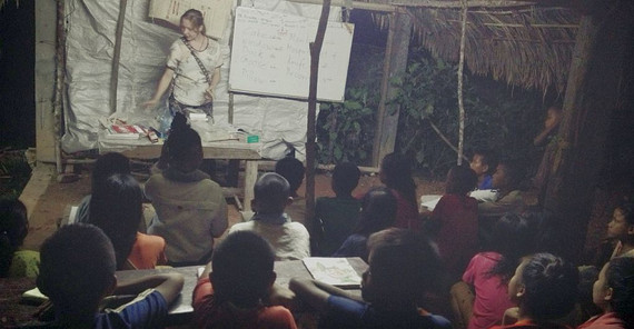 Katja Wiegand unterrichtet in ihrem Freiwilligenjahr Englisch in Huay Xai/Laos. Unser Bild zeigt sie während einer Gaststunde in einem benachbarten Dorf. Foto: privat.