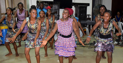 Tanzeinlage auf der Yorùbá-Party. Foto: Valerie Pobloth.