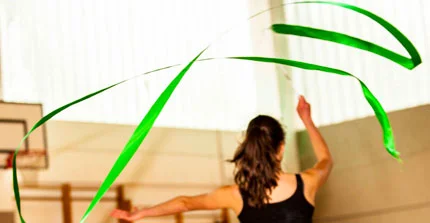 Eine Teilnehmerin mit dem Schwungtuch bei der Gymnastik-Tanz Prüfung
