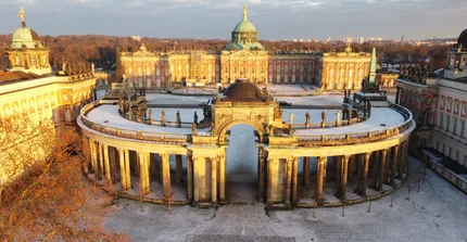 Kolonnade und Palais