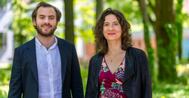 Tomas Velláni und Prof Dr. Sabine Kuhlmann. Das Foto ist von Tobias Hopfgarten.