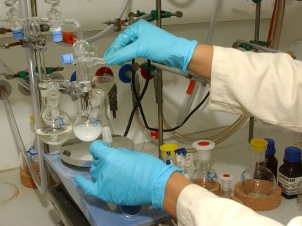 Eine Frau hantiert im Chemielabor