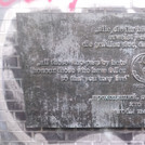 8- Denkmal für Antifaschistischen Widerstandskampf und Befreiung an der Schönhauser Allee in Berlin, Prenzlauer Berg (Deutsch, Englisch, Französisch und Russisch).