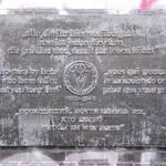 8- Denkmal für Antifaschistischen Widerstandskampf und Befreiung an der Schönhauser Allee in Berlin, Prenzlauer Berg (Deutsch, Englisch, Französisch und Russisch).