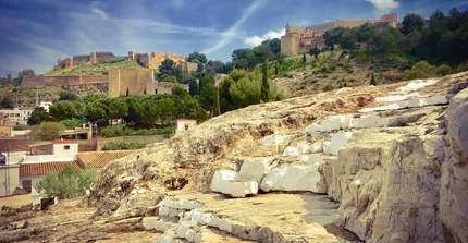 Steinhäuser der Stadt Castellon auf einem Felsen