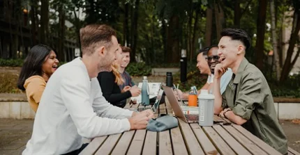 Studierende im Café