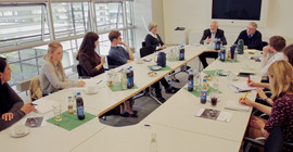 Studierende sitzen gemeinsam mit Mitarbeitern des Bundesministeriums der Justiz und für Verbraucherschutz am Konferenztisch