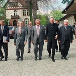 Erste Schritte: Rektor Prof. Dr. Wolfgang Loschelder (r.) und Hasso Plattner (M.) bei der Gründung des nach ihm benannten Instituts 