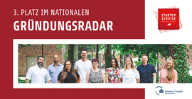 Mehrere Menschen stehen als Gruppe zusammen