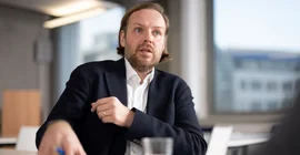 The philosopher Ranisch in conversation at the Potsdam Science Park.