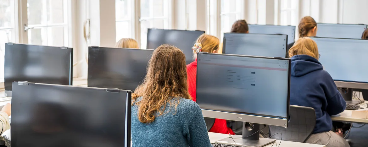 Studierende beim Bearbeiten der Klausur - 