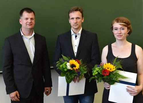Prodekan Prof. Dr. Johannes Haag mit den Preisträgern Andreas Maiwald und Sarah Waldmann