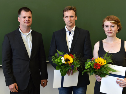 Prodekan Prof. Dr. Johannes Haag mit den Preisträgern Andreas Maiwald und Sarah Waldmann