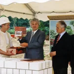 Für die Nachwelt: Hasso Plattner bestückt die Zeitkapsel bei der Grundsteinlegung für das Hasso-Plattner-Institut. Mit dabei: Brandenburgs Ministerpräsident Dr. Manfred Stolpe (2.v.r.).