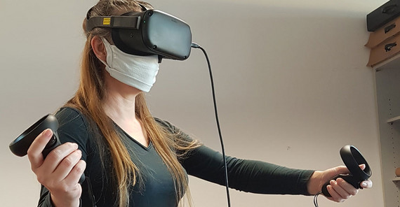 So könnte das virtuelle Lernen mit VR-Brille und Controllern – auch in Corona-Zeiten – aussehen. | Foto: Axel Wiepke