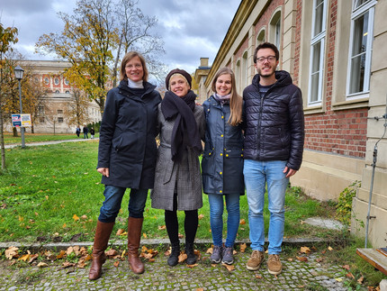people (with Prof. Anja Linstädter and Helen Schroeter) standing in front of a building on the Neues Palais Campus