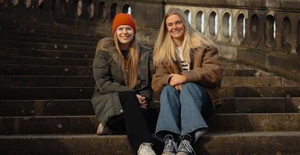 Alexandra Buhrke (li.) und Hannah Goerges haben sich im Buddy-Programm der Universität Potsdam kennengelernt und sind Freundinnen geworden.