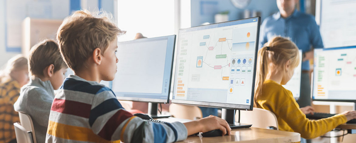 Schüler an Computern im Klassenraum - 