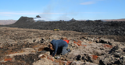 Alea Joachim auf den Knien bei der Feldarbeit -