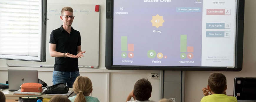 Lehrer neben Smartboard