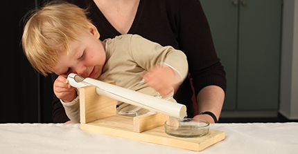 Ein Kind spielt mit einem Spielzeug