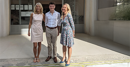 Auf dem Bild ist Gleb Fromm zusammen mit den Nanterreer Programmverantwortlichen Frau Prof. Dr. Dijoux und Frau Peglow zu sehen.
