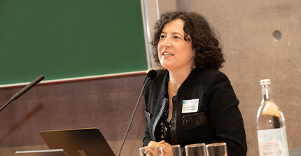 Auf dem Bild richtet die Absolventin Frau Trésarrieu im Rahmen der 30-Jahr-Feier das Wort an das Publikum.