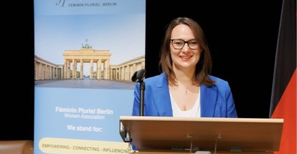 Auf dem Bild hält die Absolventin Frau Melendo einen Vortrag vor dem Publikum.