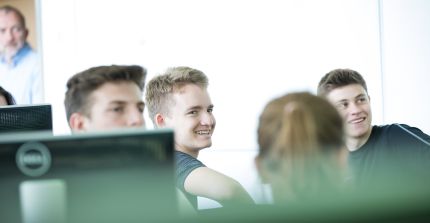 Junge Menschen bei Teamarbeit am HPI