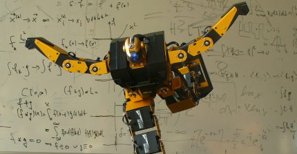 Ein Roboter balanciert auf einem Tisch.