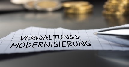 Foto mit Schriftzug Verwaltungsmodernisierung