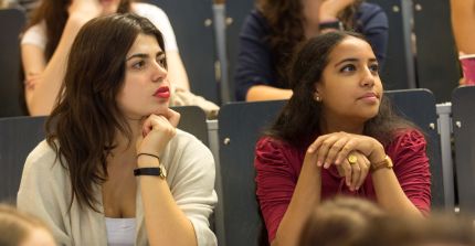 Studierende im Hoersaal