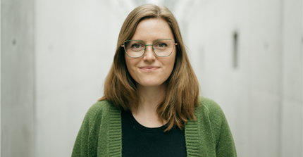 Amy Schmiedeskamp vor einem hellen Hintergrund