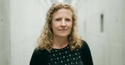 Steffi Lütkecosmann vor einem hellen Hintergrund