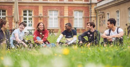 Studierende auf der Campuswiese