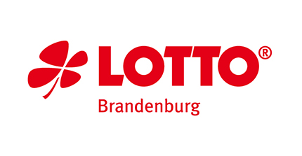Roter Schriftzug Lotto Brandenburg mit rotem vierblättrigen Kleeblatt auf weißem Hintergrund