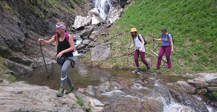 Auf den Weg zur Alpe Bisse Rosse. Überquerung eines Flusses.