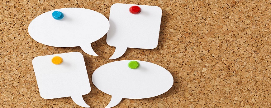 Pinwand mit Notizzetteln in Form von Sprechblasen