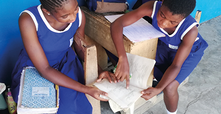 Kinder, die sich ein Buch zusammen anschauen