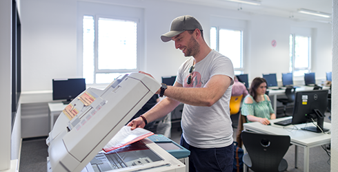 Foto eines Studenten am Drucker